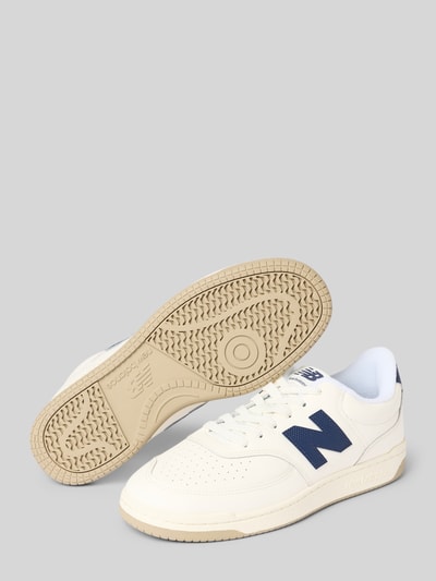 Produktfoto, Sneaker mit Label-Details Modell '550' von New Balance, cremefarben mit blauem Logo, runde Spitze, Schnürung, strukturierte Gummisohle, für Herren, Absatzhöhe 3 cm, Schafthöhe 8 cm, Schaftweite 10 cm