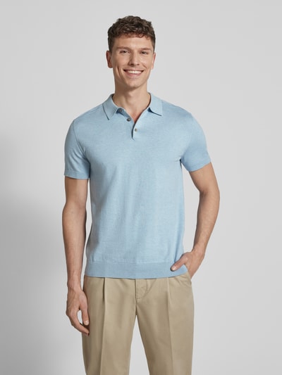 Männermodel trägt Regular Fit Poloshirt aus Bio-Baumwoll-Mix Modell 'BERG' von SELECTED HOMME in Melange-Optik, hellblau, Strickstruktur, Polokragen, kurze Knopfleiste, kurzarm mit geripptem Abschluss, Ganzkörperansicht von vorne.