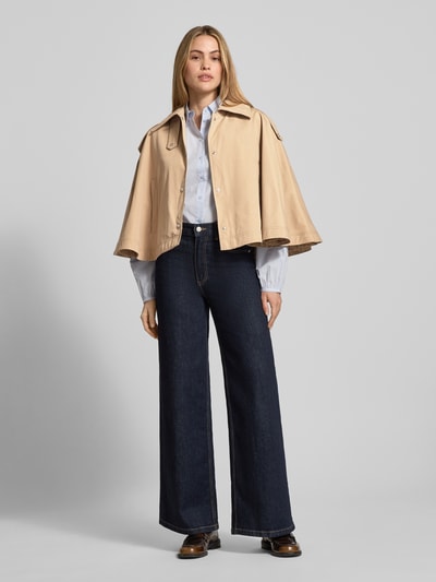 Vrouwenmodel draagt Loose Fit Cape met katoenmix Model 'C_CLARI' van BOSS Oranje, look: effen, pasvorm: loose fit, platte kraag, drukknoopsluiting, schoudertrensjes, stolpplooi, zij-steekzakken, ganzekörperaanzicht van voren.