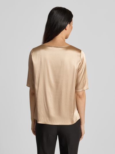 Vrouwenmodel draagt Regular Fit Blusenshirt uit zijde-elastaanmix, model 'LASTI' van MM by Max Mara, satijn, rugaanzicht, context: dames blusenshirt van MM by Max Mara, zijde-elastaanmix, regular fit, model 'LASTI', ronde hals, halve mouw, satijn, ruglengte maat 36: 53 cm, mouwlengte maat 36: 31 cm.
