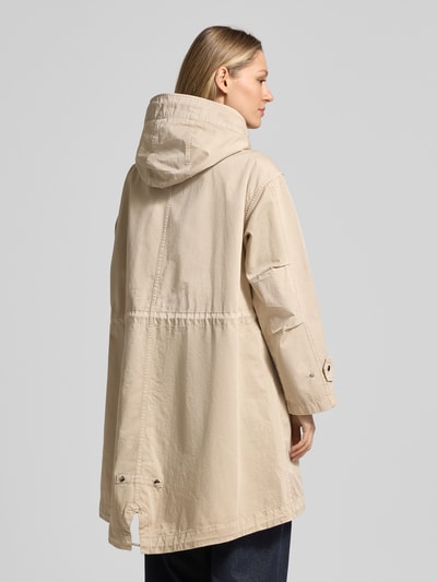 Frauenmodel trägt Regular Fit Parka aus reiner Baumwolle von Marc O'Polo in Beige mit Kapuze, Fishtail-Saum und Klappentaschen, Ganzkörperansicht Rückansicht.