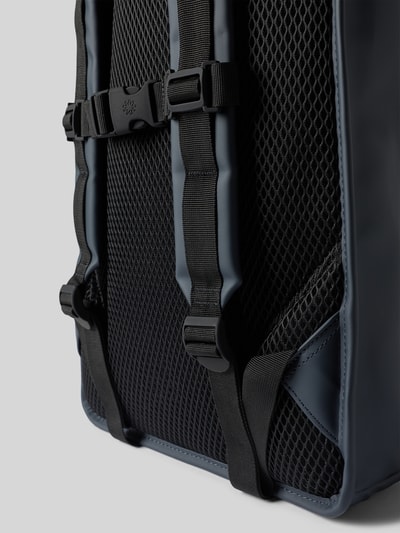 Produktfoto, Rucksack mit Logo-Detail von Rains in Schwarz und Dunkelgrau mit strukturiertem Mesh, Karabinerhaken und verstellbaren Schulterriemen, Hauptfach mit Rolltop, Design gemäß Maße und Ausstattung aus dem Kontext