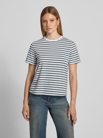 Frauenmodel trägt Damen T-Shirt mit grau-weißen Streifen aus Baumwoll-Elasthan-Mix, Regular-Fit, T-Shirt mit Rundhalsausschnitt Modell 'NORA' von VILA, Rückenlänge bei Größe S 57 cm, Ganzkörperansicht von vorne.