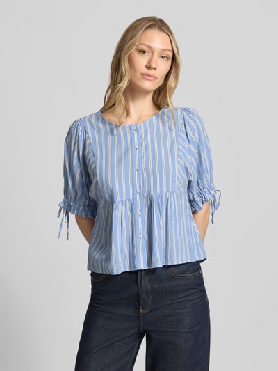 Frauenmodel trägt Relaxed Fit Bluse aus Baumwoll-Viskose-Mix von Tom Tailor Denim mit Optik:Allover-Muster, gestreift, Raffung, Knopfleiste, Rundhals, 1/2-Arm, Ballonärmel, Ganzkörperansicht von vorne.