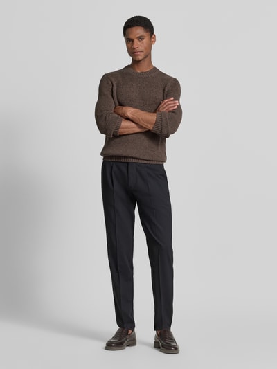 Männermodel trägt Tapered Fit Weite Hose 'MOROT JOGGER' - Marc O'Polo × DFB Travel Collection von Marc O'Polo, Herren Weite Hose, Ganzkörperansicht von vorne
