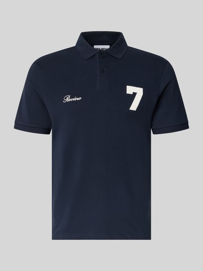 Produktfoto, Regular Fit Poloshirt mit Logo-Stitching von REVIEW, granatowy kolor, bawełna, kołnierzyk polo, krótki rękaw, długość tyłu w rozmiarze M: 65 cm