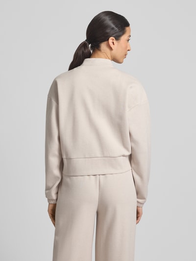 Modelka nosi Piqué Blouson Jacke mit Taschen von Christian Berg Woman, mieszanka materiałów z bawełną, piqué, prosty krój, jasny beż, z tyłu, widok całej sylwetki