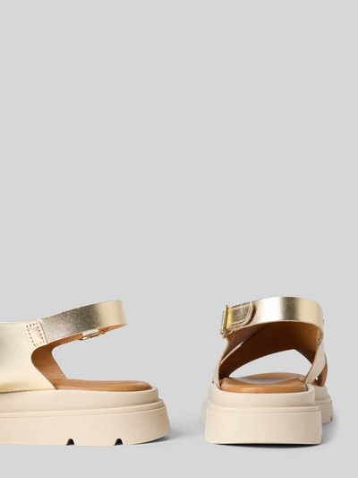 Produktfoto, Sandalen aus echtem Leder von Tamaris in Gold mit Strukturmuster, offener Spitze, Plateauprofilsohle, Dornschließe