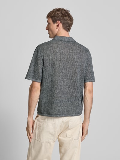 Männermodel trägt Regular Fit Strick-Poloshirt Modell 'CASSIS' von Jack & Jones in Grau aus reiner Baumwolle, Rückenlänge 66 cm, Ganzkörperansicht Rückansicht.