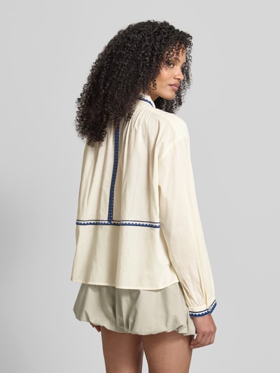 Kobiece modelka ma na sobie Regular Fit Hemdbluse mit floralem Stitching od Jake*s Casual, kremowa, kołnierzyk koszulowy, haft, długość tyłu 61 cm, długie rękawy, rozmiar 36, widok całej sylwetki z tyłu.
