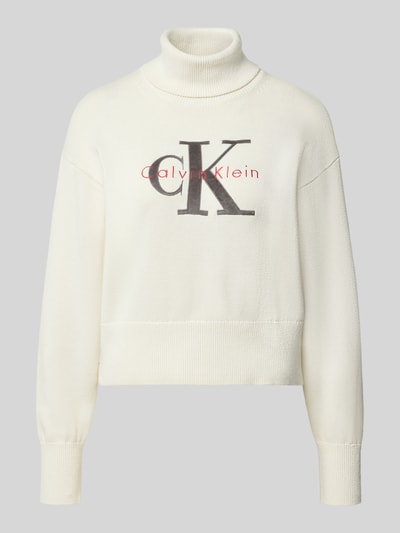 Produktfoto, cremefarbener Regular Fit Pullover aus reiner Baumwolle von Calvin Klein Jeans mit geripptem Kragen und Logo vorn