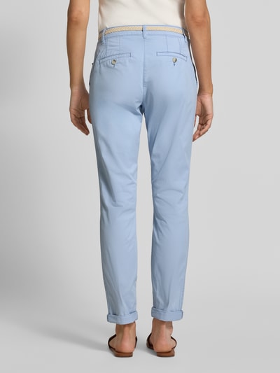 Männermodel trägt Slim Fit Chino aus Baumwoll-Mix von Tom Tailor, jasnobłękitny, krój slim fit, gładki, pasek, kieszenie, widok całej sylwetki z tyłu