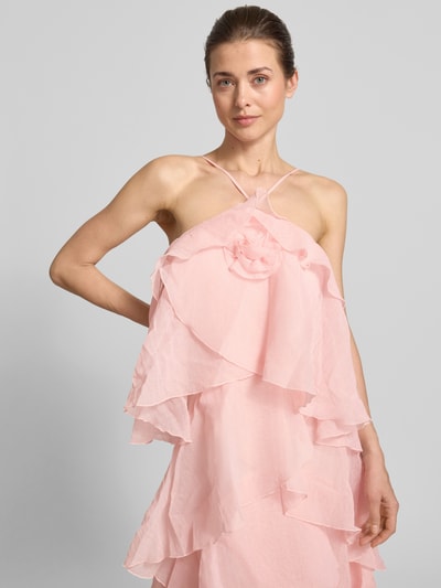 Frauenmodel trägt Maxikleid mir 3D-Rüschendetails Modell 'DELILAH' von Vero Moda in Optik: Unifarben, Regular-Fit, Maxi-Länge, Applikation: 3D-Rüschendetails, Rüschen-Blüte, Verschluss: Nahtreißverschluss, Trägerform: Spaghettiträger, zartrosafarbene, transparente Textur, Nahaufnahme Oberkörper.