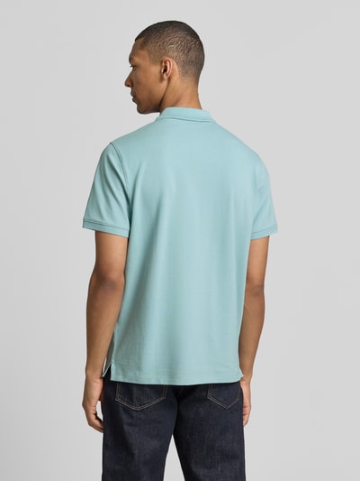 Männermodel trägt Regular Fit Poloshirt in unifarbenem Design van camel active, mix van katoen en elastaan, logodetail, ruglengte maat M 70 cm, Ganzkörperansicht Rückansicht.