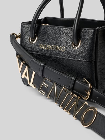Produktfoto, schwarze Umhängetasche in Leder-Optik Modell 'ALEXIA' von Valentino Bags mit goldfarbenem Logo, strukturierte Oberfläche