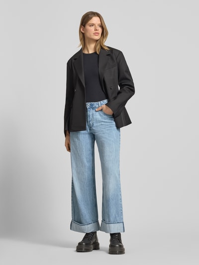 Frauenmodel trägt Wide Leg Jeans Modell 'Roxx' von G-Star Raw aus Reine Baumwolle, hellblau mit Umschlag, Eingrifftaschen, Ganzkörperansicht von vorne.