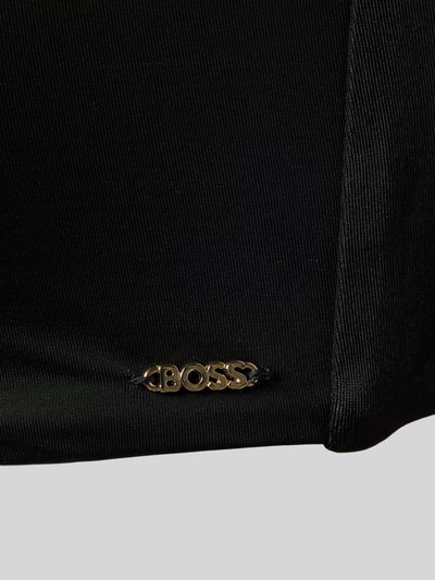 Produktfoto, schwarzes Bikini-Oberteil mit Label-Applikation Modell 'BANDEAU' von BOSS, unifarbene Stretch-Textur, Detailaufnahme