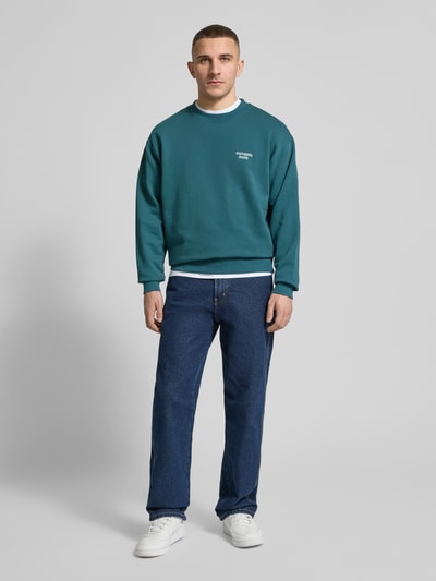 Männermodel trägt Regular Fit Sweatshirt aus reiner Baumwolle von Marc O'Polo Denim, Optik: Unifarben, Label-Print, Ganzkörperansicht von vorne.