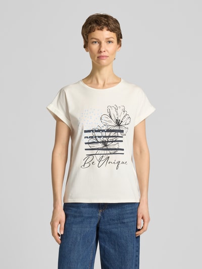 Frauenmodel trägt T-Shirt mit fixiertem Ärmelaufschlag Modell 'RINA' von Soyaconcept, Baumwoll-Mix, Motiv-Print, Ganzkörperansicht von vorne.