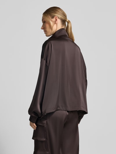 Frauenmodel trägt Relaxed Fit Jacke mit Stehkragen Modell 'Darzi' von Gestuz in Braun, elastischer Material-Mix, Ganzkörperansicht Rückansicht.