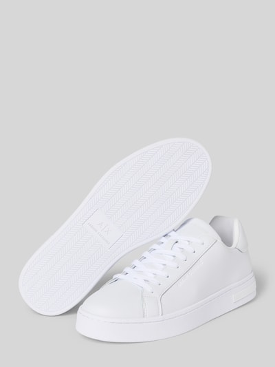 Produktfoto, weißer Herren Sneaker aus Echtleder Modell 'Action' von ARMANI EXCHANGE mit abgerundeter Passform, Logo-Detail, Schnürverschluss, Absatzhöhe 4 cm, Schafthöhe 9 cm, Schaftweite 9 cm, glatte Oberfläche, klare Linien, minimalistisches Design.