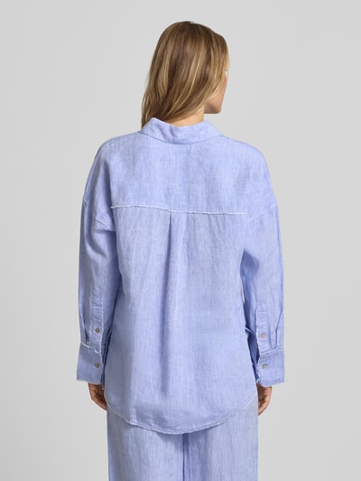 Vrouwenmodel draagt Regular Fit Hemdbluse aus reinen Leinen van Christian Berg Woman in lichtblauw linnen, met overhemdkraag, doorlopende knoopsluiting, met lange mouwen en met franjes, ruglengte maat 36: 72 cm, mouwlengte maat 36: 55 cm, volledige rugaanzicht.