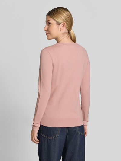 Frauenmodel trägt Pullover aus Viskose-Mix mit V-Ausschnitt von Christian Berg Woman in Rosé, gerader Schnitt, gerippte Abschlüsse, Ganzkörperansicht Rückansicht.