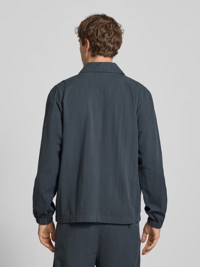 Männermodel trägt Regular Fit Hemdjacke aus reiner bawełna von Marc O'Polo DENIM in dunkelblau, Ganzkörperansicht Rückansicht