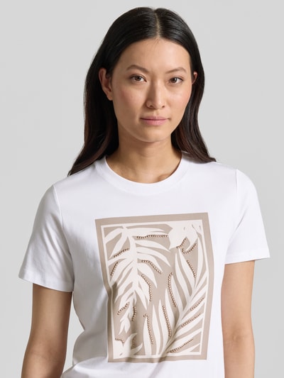 Frauenmodel trägt T-Shirt mit Motiv und Rundhalsausschnitt von Comma aus Baumwoll-Mix mit Modal-Anteil, Regular-Fit, Motivprint, weiß-beige, Rückenlänge 56 cm bei Größe 36, Nahaufnahme Oberkörper.