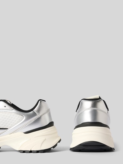 Produktfoto, Sneaker mit Kontrastbesatz in metallic Modell 'HIKE RUNNER' von Calvin Klein Jeans, abgerundete Form, strukturierte Sohle in Weiß und Schwarz, silberne Metallic-Details, Label-Details, Schnürverschluss, Absatzhöhe 7 cm, Schafthöhe 5 cm, Szerokość w rozmiarze 40: 7 cm