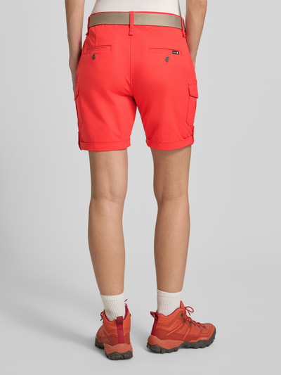 Frauenmodel trägt Shorts mit Hydrocool Effekt und Gürtel von G.I.G.A. DX in Rot mit Pattentaschen, Regular-Fit, Ganzkörperansicht Rückansicht.