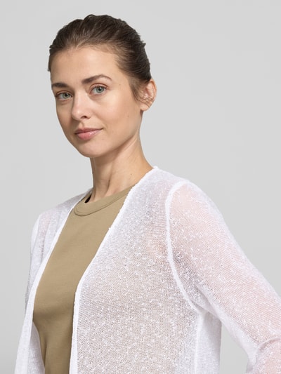 Frauenmodel trägt Strickjacke mit 3/4-Arm von Apricot aus Material-Mix, Körpernahe Passform, offenes Design, Nahaufnahme Oberkörper.