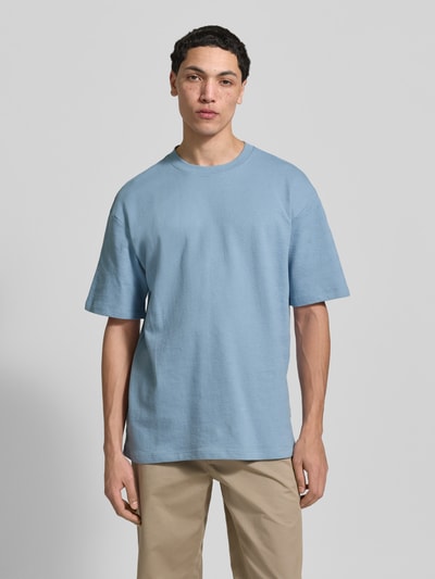 Męski t-shirt z bawełny, krój relaxed fit, model 'KAISER' od Blend, okrągły dekolt, długość tyłu 73 cm w rozm. M, jasnoniebieski, gładki, kobiet z przodu, zdjęcie całej sylwetki z przodu.