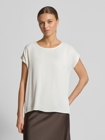 Frauenmodel trägt T-Shirt mit U-Boot-Ausschnitt von MORE & MORE, Viskose-Elasthan-Mix, lockere Passform, unifarbenes Design, Ganzkörperansicht von vorne.
