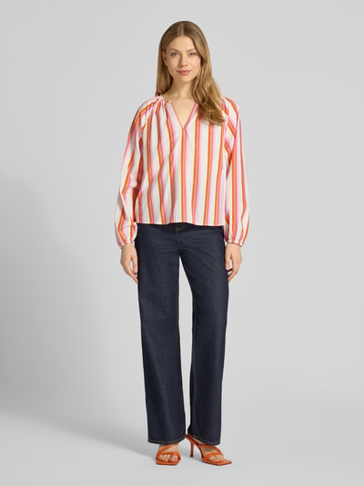 Frauenmodel trägt Regular Fit Bluse mit Raffungen von Emily Van den Bergh aus reiner Baumwolle, gestreift, V-Ausschnitt, Ganzkörperansicht von vorne.