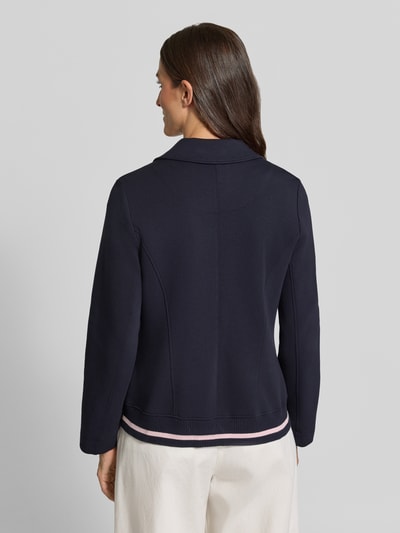 Vrouwenmodel draagt Regular Fit Blazer met Reverskraag van Marc Cain in katoenmix met stretch, opgestikte zakken, ruglengte 59 cm, ganzkörperansicht rückansicht.