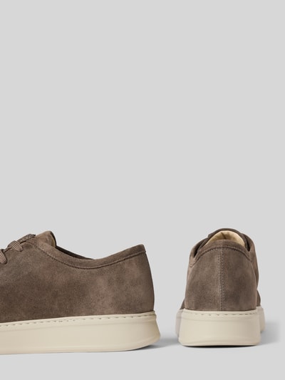 Produktfoto, Sneaker aus echtem Leder Modell 'Vick Ryan' von Nubikk in Braun, leicht profilierte Sohle, abgerundete Passform, strukturierte Oberfläche, Damen Sneaker, Absatzhöhe 4 cm, Schafthöhe 7 cm, Schaftweite 13 cm.
