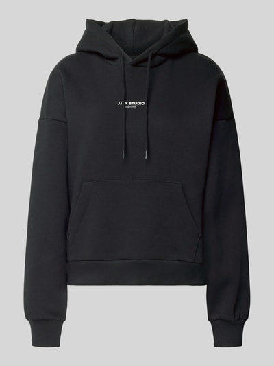 Produktfoto, czarna bluza z kapturem z logo JJXX, kieszeń kangurka, mieszanka bawełny, krój relaxed fit, damska.