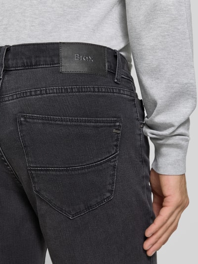 Männermodel trägt dunkelgraue Straight Fit Jeans aus Baumwoll-Mix Modell 'Cadiz' von Brax, Herren Jeans, Detailaufnahme Rückansicht.