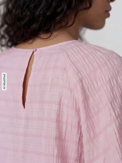 Frauenmodel trägt Regular Fit Bluse mit Strukturmuster von Jake*s Casual, zartrosa Farbe, leichte Textur, Nahaufnahme Rückenansicht.