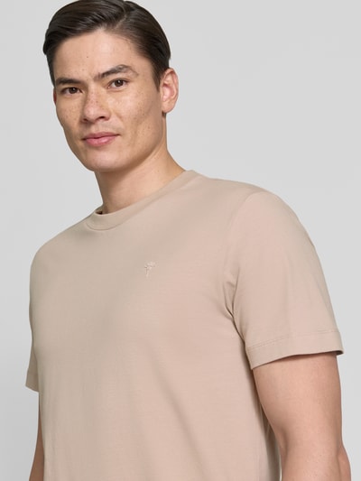 Männermodel trägt T-Shirt mit Rundhalsausschnitt Modell 'Carlonito' von JOOP! Collection, beigefarbener Baumwoll-Mix, Nahaufnahme Oberkörper.