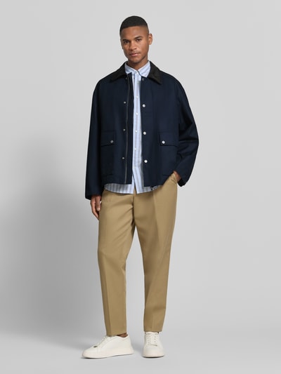 Männermodel trägt Regular Fit Jacke aus reiner Baumwolle Modell 'KYLE' von Selected Homme, Optik: Unifarben, Ganzkörperansicht von vorne.