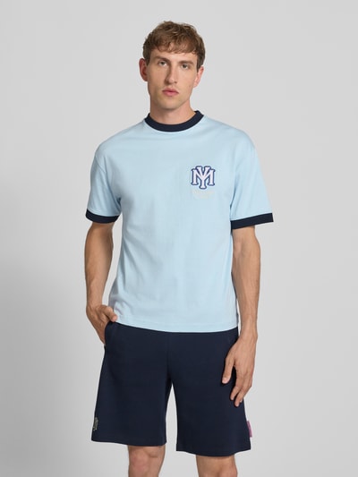Mannelijk model draagt Shorts met structuurpatroon en elastische band van PROHIBITED, puur katoen, regular fit, labelstitching, voorkant bovenlichaam close-up.