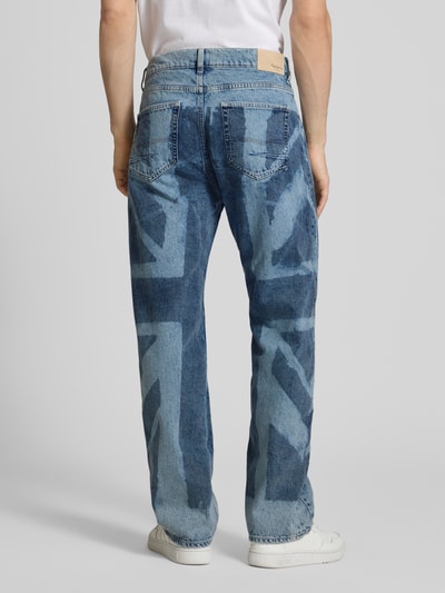 Männermodel trägt Relaxed Fit Jeans aus reiner Baumwolle Modell 'BEXLEY' von Pepe Jeans mit Maxi-Flaggen-Print, Denim-Optik, Ganzkörperansicht Rückansicht.