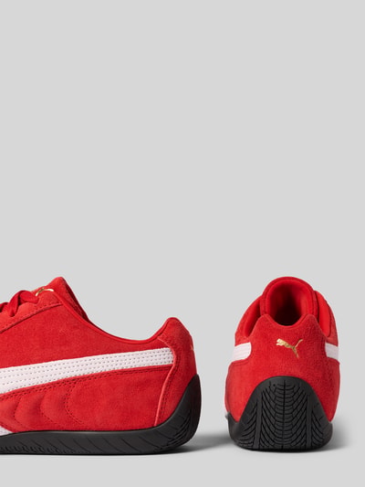 Produktfoto, Sneaker aus echtem Leder Modell 'Speedcat' von PUMA in Rot mit weißem Logo-Detail, glatte schwarze Sohle, seitlich und rückseitig, abgerundete Passform, Schnürverschluss, Absatzhöhe 2 cm, Schafthöhe 7 cm, Schaftweite 8 cm