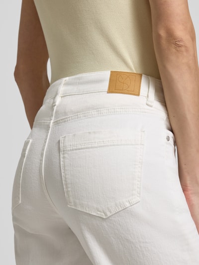 Kobiece modelka nosi Straight Fit Jeans aus Baumwoll-Mix Modell 'Carie' od Someday, białe, detal tkaniny, zbliżenie tylnej części.