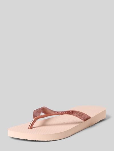 Produktfoto, Zehentrenner mit Label-Detail von Havaianas, beż, metaliczne paski, zaokrąglony nosek, płaska podeszwa, wysokość obcasa 1 cm