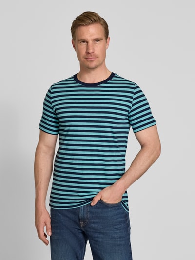 Männermodel trägt Regular Fit T-Shirt aus reiner Baumwolle von s.Oliver RED LABEL, Optik:Allover-Muster, gestreift, Ganzkörperansicht von vorne.