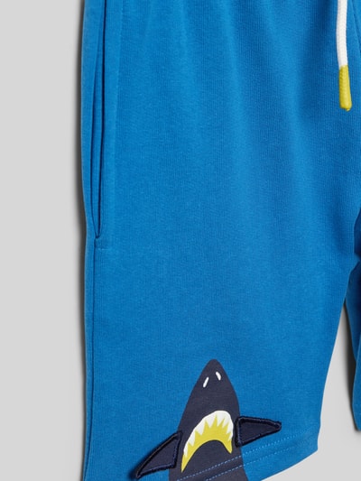 Produktfoto, Shorts mit Motiv-Print und elastischem Bund von Blue Seven in Blau aus Reine Baumwolle, Regular-Fit, Kindergrößen, Motiv-Print Hai.