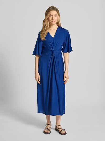 Vrouwenmodel draagt blauw dames midi-jurk van viscosemix, getailleerd model, V-hals, vlindermouwen, plooien, model 'MELDA' van ICHI, volledige lichaamsweergave van voren.